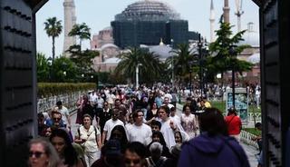 Yerli turistler yılın ilk &ccedil;eyreğinde 102,3 milyar lira seyahat harcaması yaptı