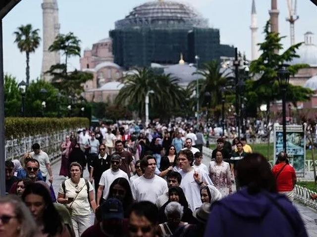 Yerli turistler yılın ilk &ccedil;eyreğinde 102,3 milyar lira seyahat harcaması yaptı