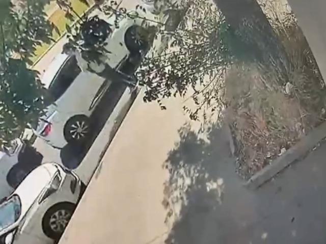 Zeytinburnu'nda otomobilden para &ccedil;alan ş&uuml;pheli kamerada