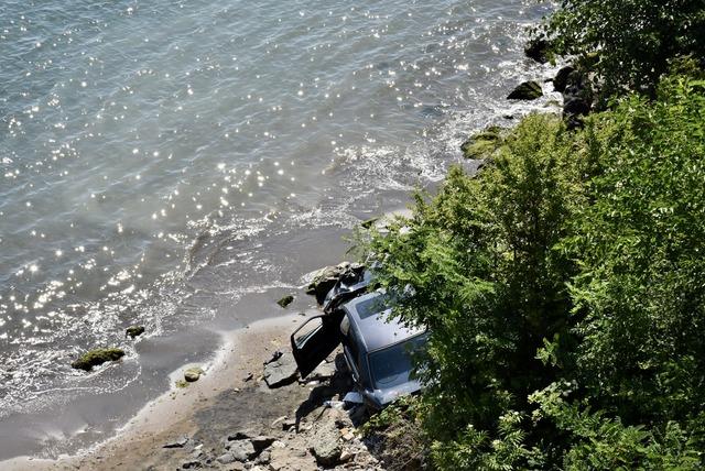 Ordu da 30 metre yükseklikten deniz kenarına devrilen otomobilin sürücüsü yaralandı 9
