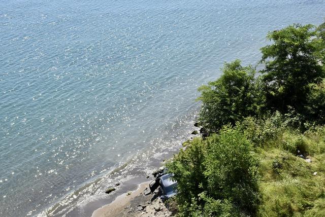 Ordu da 30 metre yükseklikten deniz kenarına devrilen otomobilin sürücüsü yaralandı 8