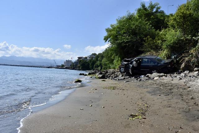Ordu da 30 metre yükseklikten deniz kenarına devrilen otomobilin sürücüsü yaralandı 6