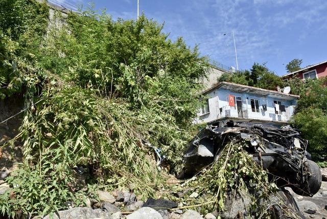 Ordu da 30 metre yükseklikten deniz kenarına devrilen otomobilin sürücüsü yaralandı 5