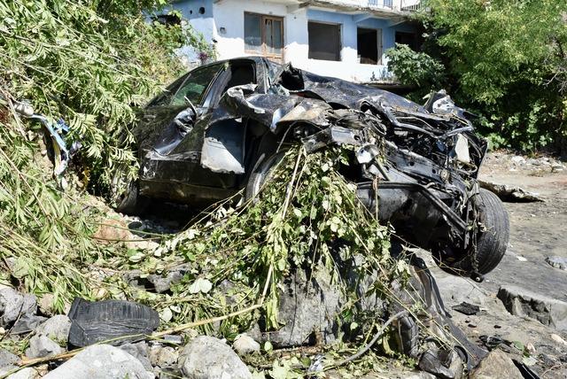 Ordu da 30 metre yükseklikten deniz kenarına devrilen otomobilin sürücüsü yaralandı 4