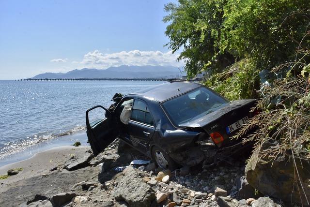 Ordu da 30 metre yükseklikten deniz kenarına devrilen otomobilin sürücüsü yaralandı 3