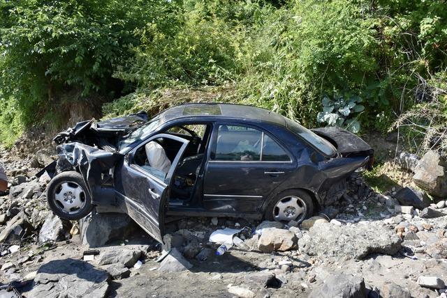 Ordu da 30 metre yükseklikten deniz kenarına devrilen otomobilin sürücüsü yaralandı 2
