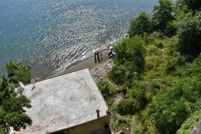 Ordu da 30 metre yükseklikten deniz kenarına devrilen otomobilin sürücüsü yaralandı 1