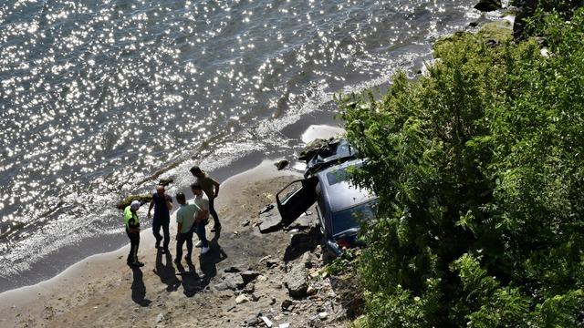 Ordu'da 30 metre yükseklikten deniz kenarına devrilen otomobilin sürücüsü yaralandı