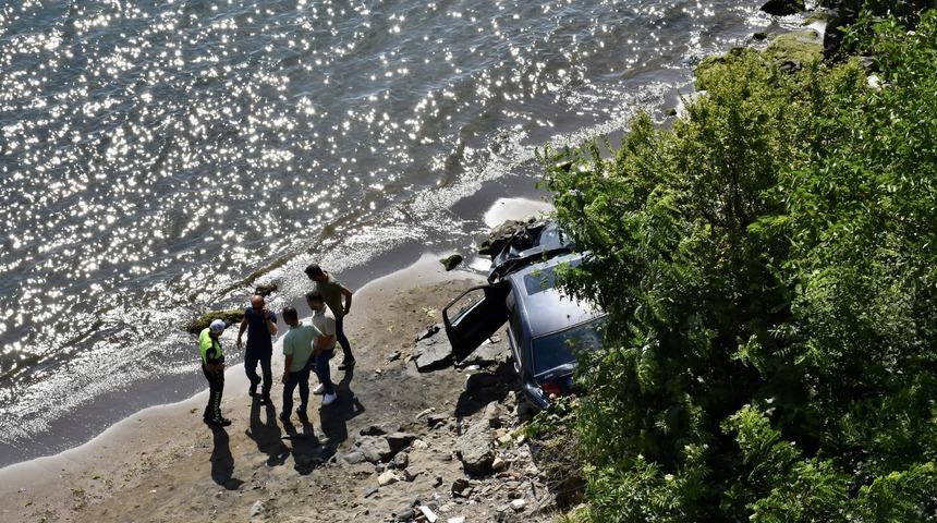 Ordu'da 30 metre y&uuml;kseklikten deniz kenarına devrilen otomobilin s&uuml;r&uuml;c&uuml;s&uuml; yaralandı