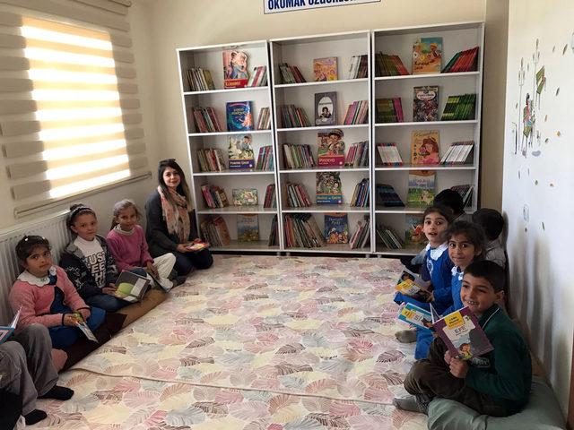 Polis memuru ve &ouml;ğretmenden, Ercişli &ccedil;ocuklara oyuncak 1