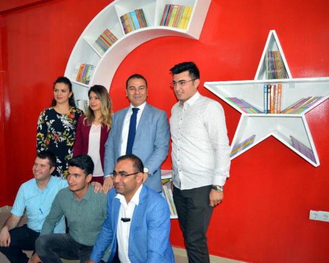 Polis memuru ve &ouml;ğretmenden, Ercişli &ccedil;ocuklara oyuncak 2