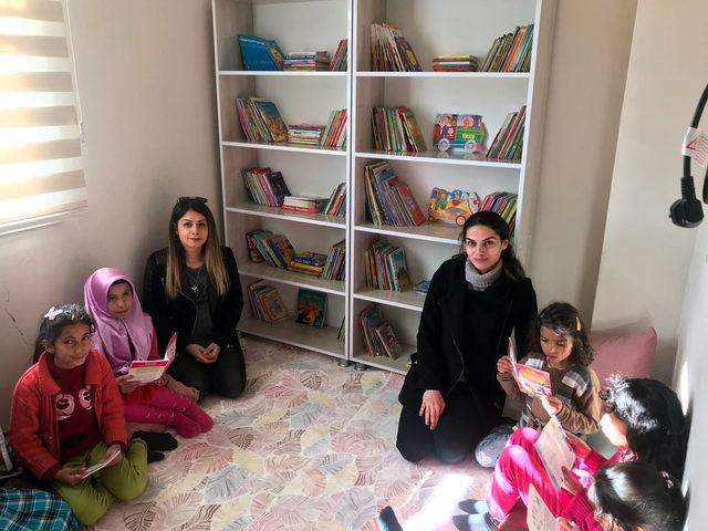 Polis memuru ve &ouml;ğretmenden, Ercişli &ccedil;ocuklara oyuncak 3