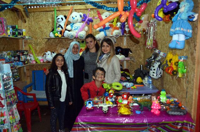 Polis memuru ve &ouml;ğretmenden, Ercişli &ccedil;ocuklara oyuncak 4