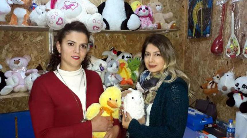 Polis memuru ve &ouml;ğretmenden, Ercişli &ccedil;ocuklara oyuncak