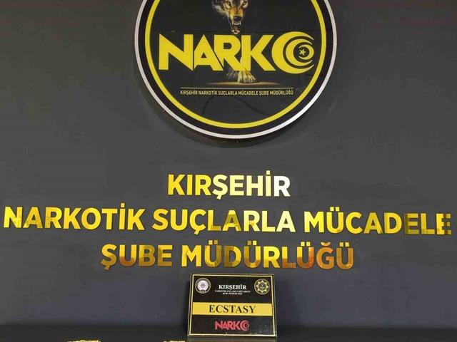 Polisin durdurduğu ara&ccedil;ta uyuşturucu hap ele ge&ccedil;irildi