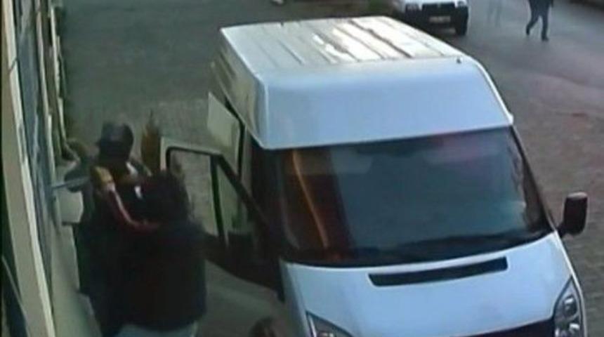 Gündüz vakti akılalmaz görüntü! Fark edildiler yine de devam ettiler