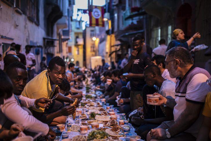 Tarlabaşı'nın ara sokaklarında 'Dünya iftar sofrası' G1