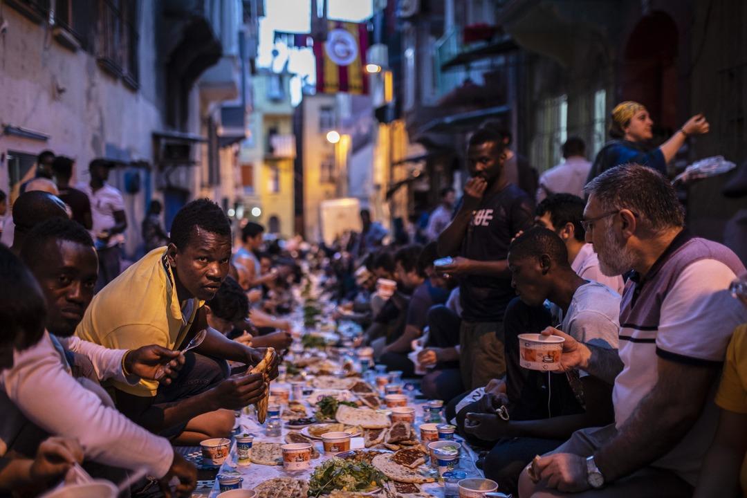 Tarlabaşı'nın ara sokaklarında 'D&uuml;nya iftar sofrası'
