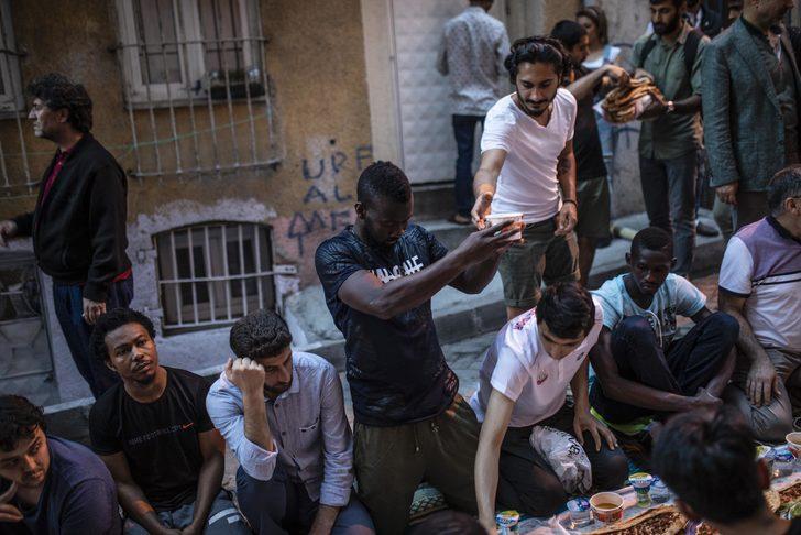 Tarlabaşı'nın ara sokaklarında 'Dünya iftar sofrası' G3