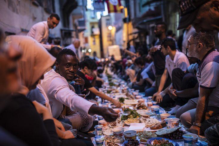 Tarlabaşı'nın ara sokaklarında 'Dünya iftar sofrası' G4