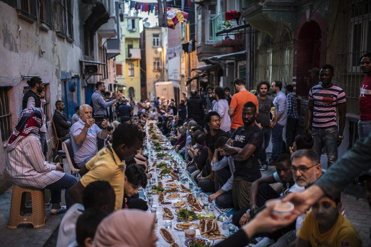 Tarlabaşı'nın ara sokaklarında 'Dünya iftar sofrası' G5