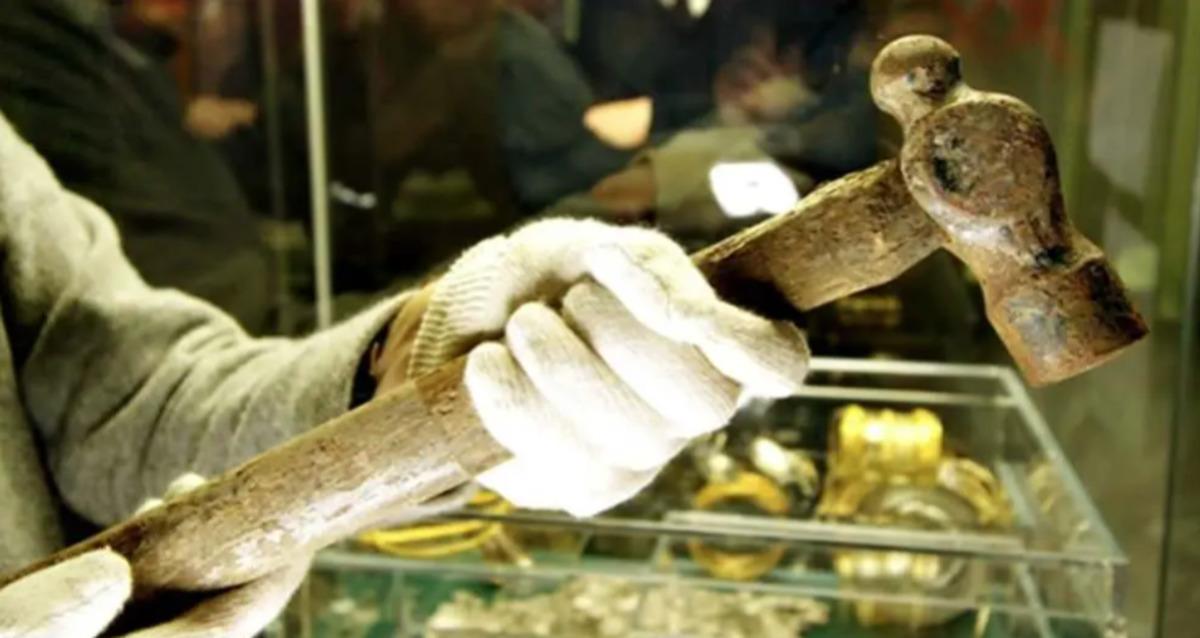 Çekiç ararken hazine buldu! Tarladan 15 bin parça altın ve gümüş çıktı 1