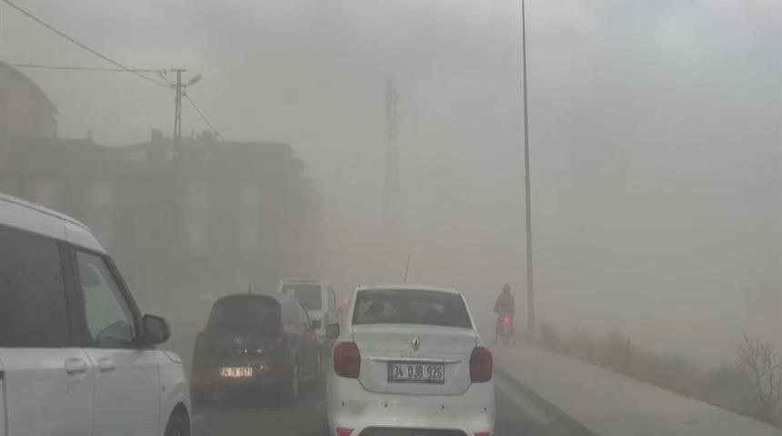 Meteoroloji uyarmıştı! İstanbul'da şiddetli fırtına ve yağmur: &Ccedil;atılar u&ccedil;tu, ağa&ccedil;lar devrildi