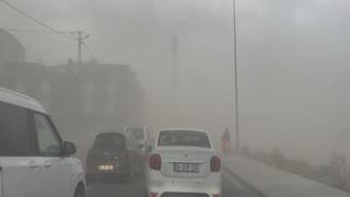 Meteoroloji uyarmıştı! İstanbul'da şiddetli fırtına ve yağmur: Çatılar uçtu, ağaçlar devrildi