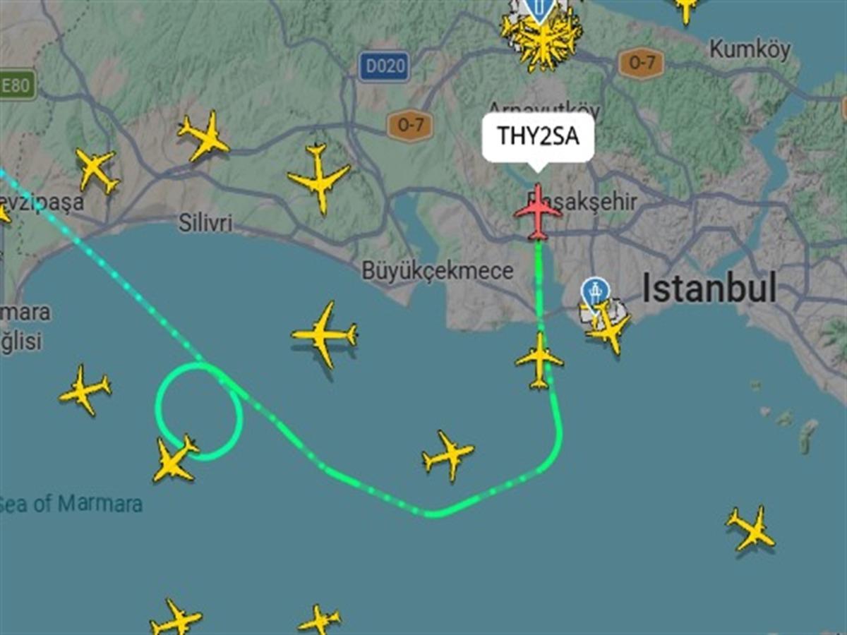 Meteoroloji uyarmıştı! İstanbul da şiddetli fırtına ve yağmur: Çatılar uçtu, ağaçlar devrildi 11