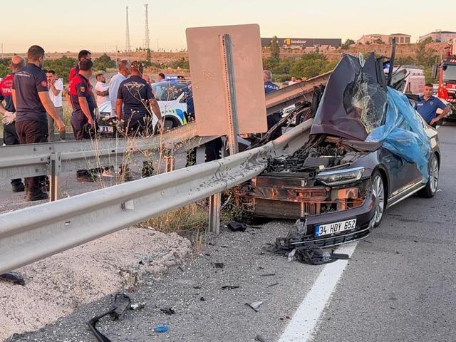 D&uuml;ğ&uuml;n konvoyunda acı kaza: 1 &ouml;l&uuml;, 3 yaralı