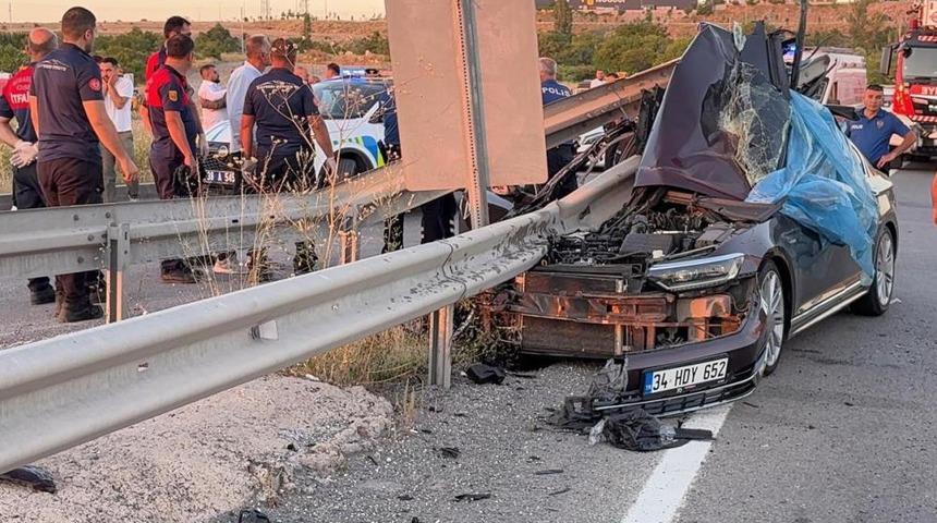 D&uuml;ğ&uuml;n konvoyundaki otomobil bariyerlere &ccedil;arptı: 1 &ouml;l&uuml;, 3 yaralı