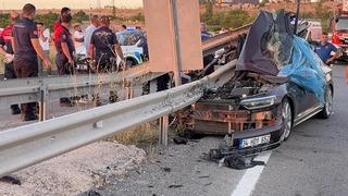 Düğün konvoyundaki otomobil bariyerlere çarptı: 1 ölü, 3 yaralı