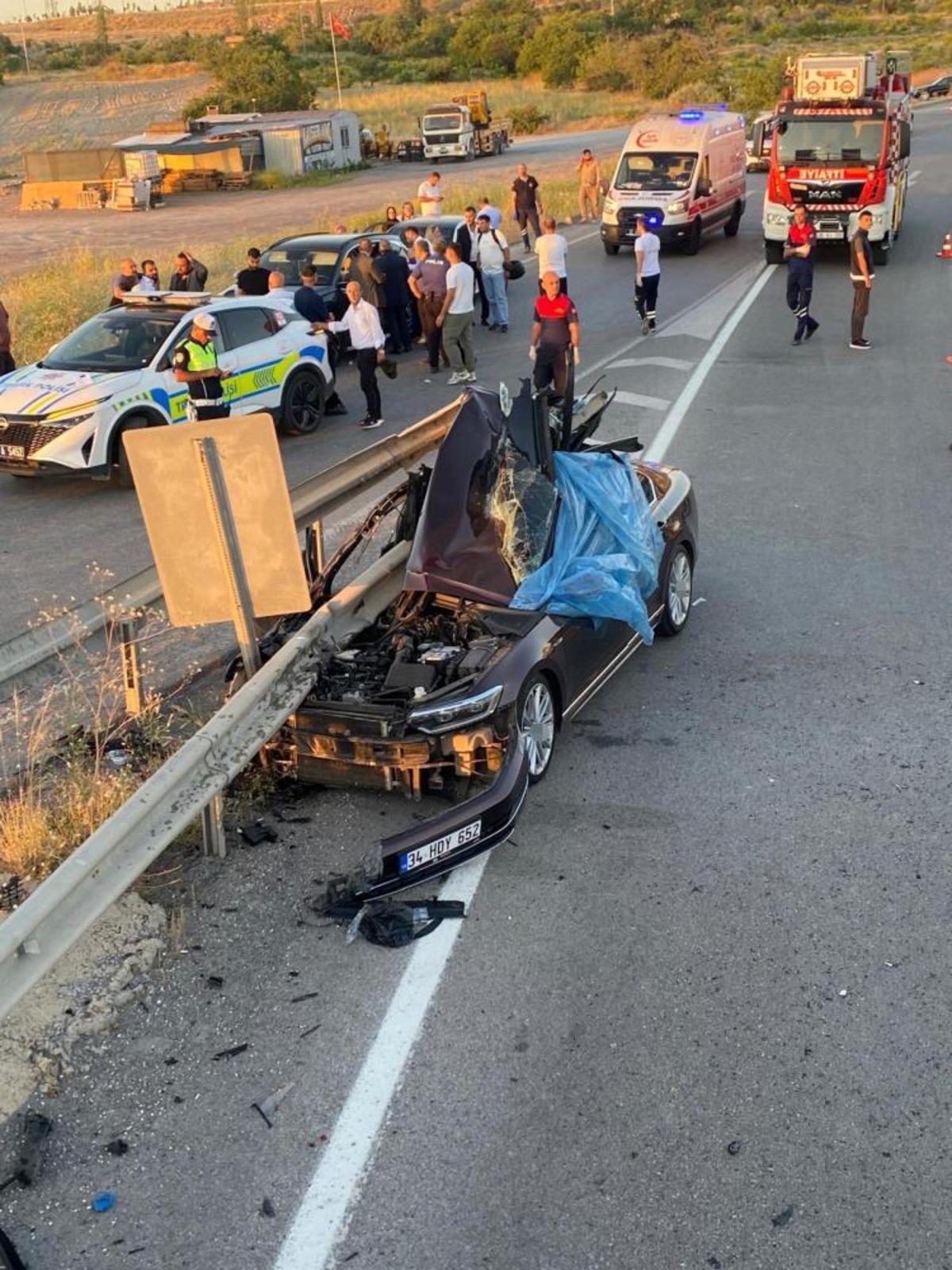 D&uuml;ğ&uuml;n konvoyundaki otomobil bariyerlere &ccedil;arptı: 1 &ouml;l&uuml;, 3 yaralı 1