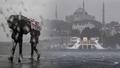 �stanbul'da f�rt�na: 3 il�ede denize girme yasa��