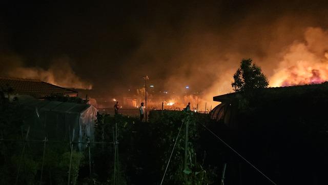 Çanakkale de tarım arazisinde çıkan yangın söndürüldü 1