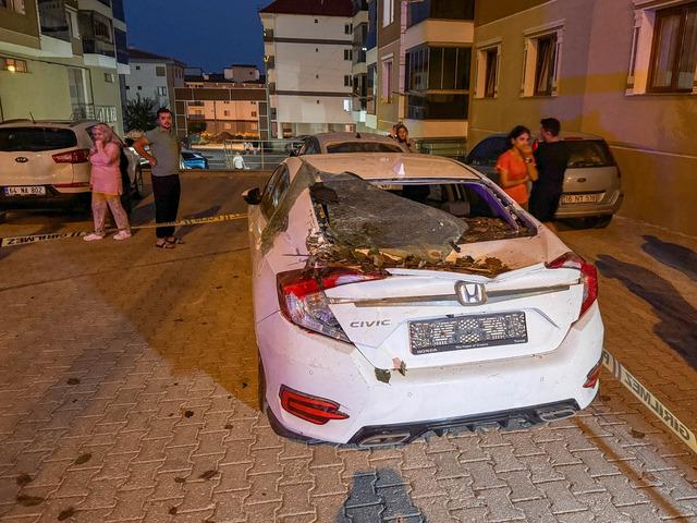 Uşak ta yayalara çarpan otomobilin site bahçesine devrildiği kazada 3 kişi yaralandı 3