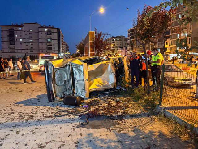 Uşak ta yayalara çarpan otomobilin site bahçesine devrildiği kazada 3 kişi yaralandı 2