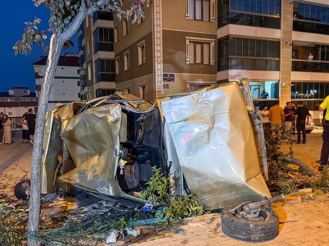 Uşak ta yayalara çarpan otomobilin site bahçesine devrildiği kazada 3 kişi yaralandı 1