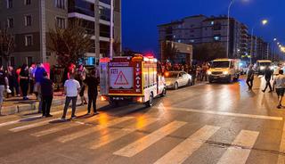 Uşak'ta yayalara &ccedil;arpan otomobilin site bah&ccedil;esine devrildiği kazada 3 kişi yaralandı