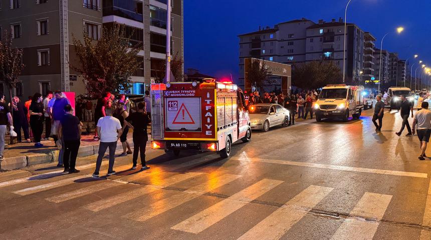 Uşak'ta yayalara &ccedil;arpan otomobilin site bah&ccedil;esine devrildiği kazada 3 kişi yaralandı