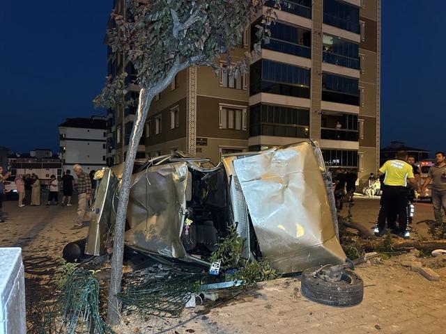 Yayalara &ccedil;arpan otomobil takla atarak otoparka daldı: 1&rsquo;i ağır 3 yaralı