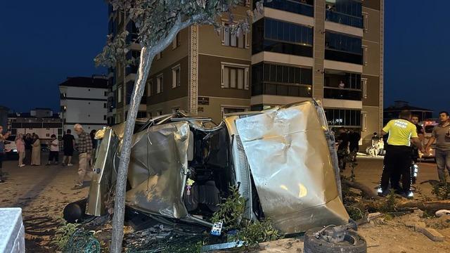 Yayalara çarpan otomobil takla atarak otoparka daldı: 1’i ağır 3 yaralı