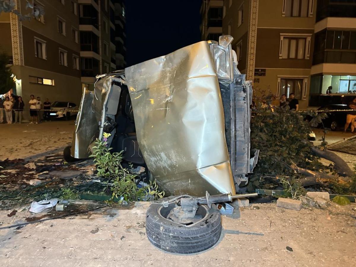 Yayalara &ccedil;arpan otomobil takla atarak otoparka daldı: 1&rsquo;i ağır 3 yaralı 1