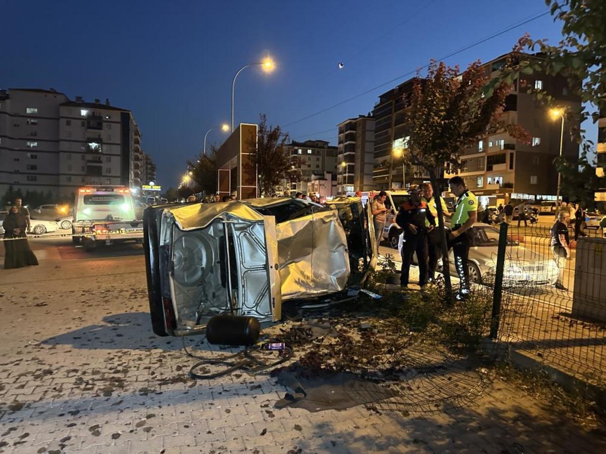 Yayalara &ccedil;arpan otomobil takla atarak otoparka daldı: 1&rsquo;i ağır 3 yaralı 2