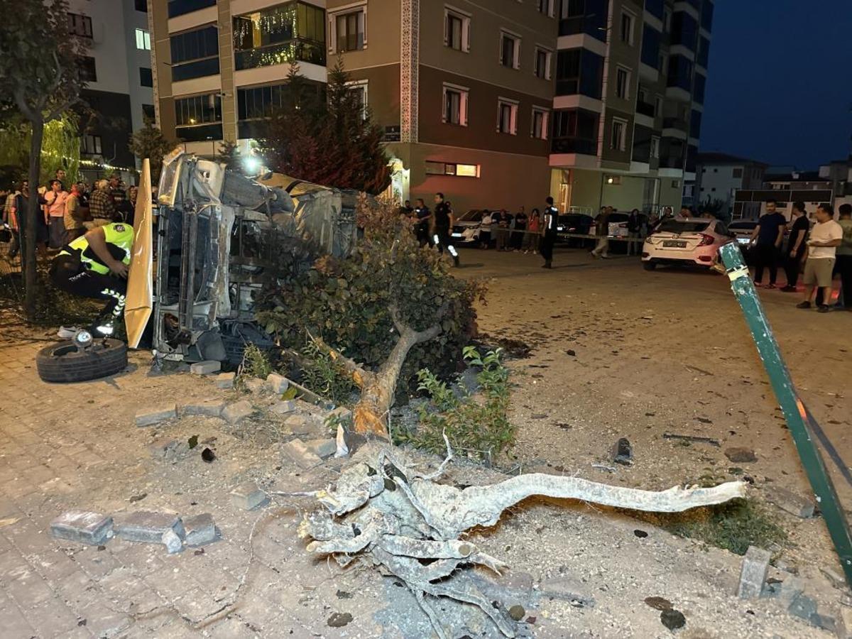 Yayalara &ccedil;arpan otomobil takla atarak otoparka daldı: 1&rsquo;i ağır 3 yaralı 3