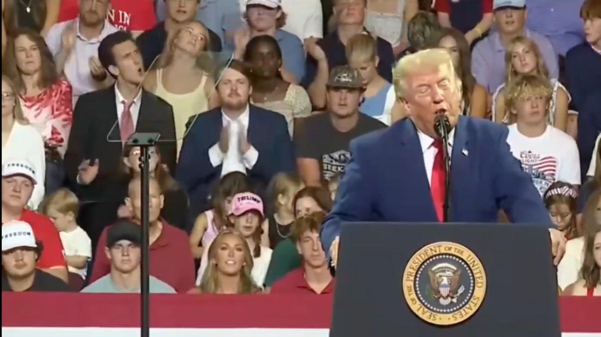 Trump konuştu o arkada taklidini yaptı! O seyirci arasında gündem oldu 1