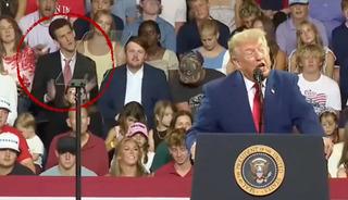 Trump konuştu o arkada taklidini yaptı! O seyirci arasında g&uuml;ndem oldu