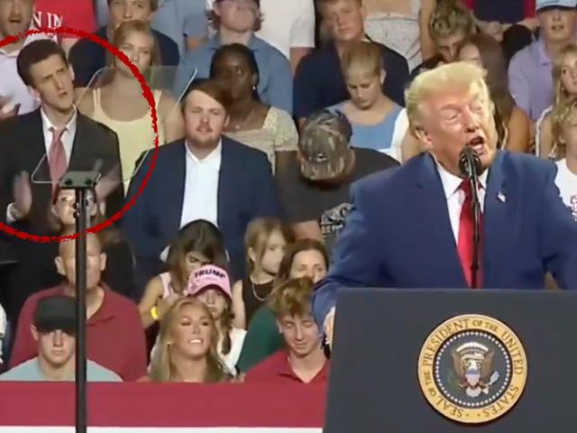 Trump konuştu o arkada taklidini yaptı! O seyirci arasında gündem oldu