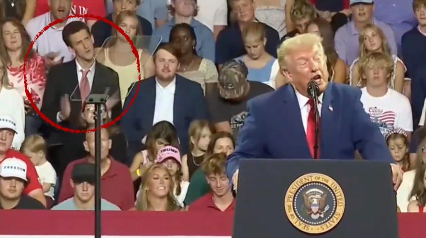 Trump konuştu o arkada taklidini yaptı! O seyirci arasında g&uuml;ndem oldu