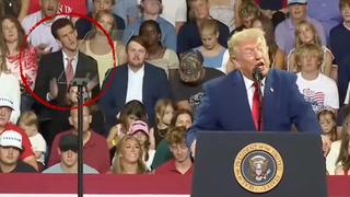 Trump konuştu o arkada taklidini yaptı! O seyirci arasında gündem oldu